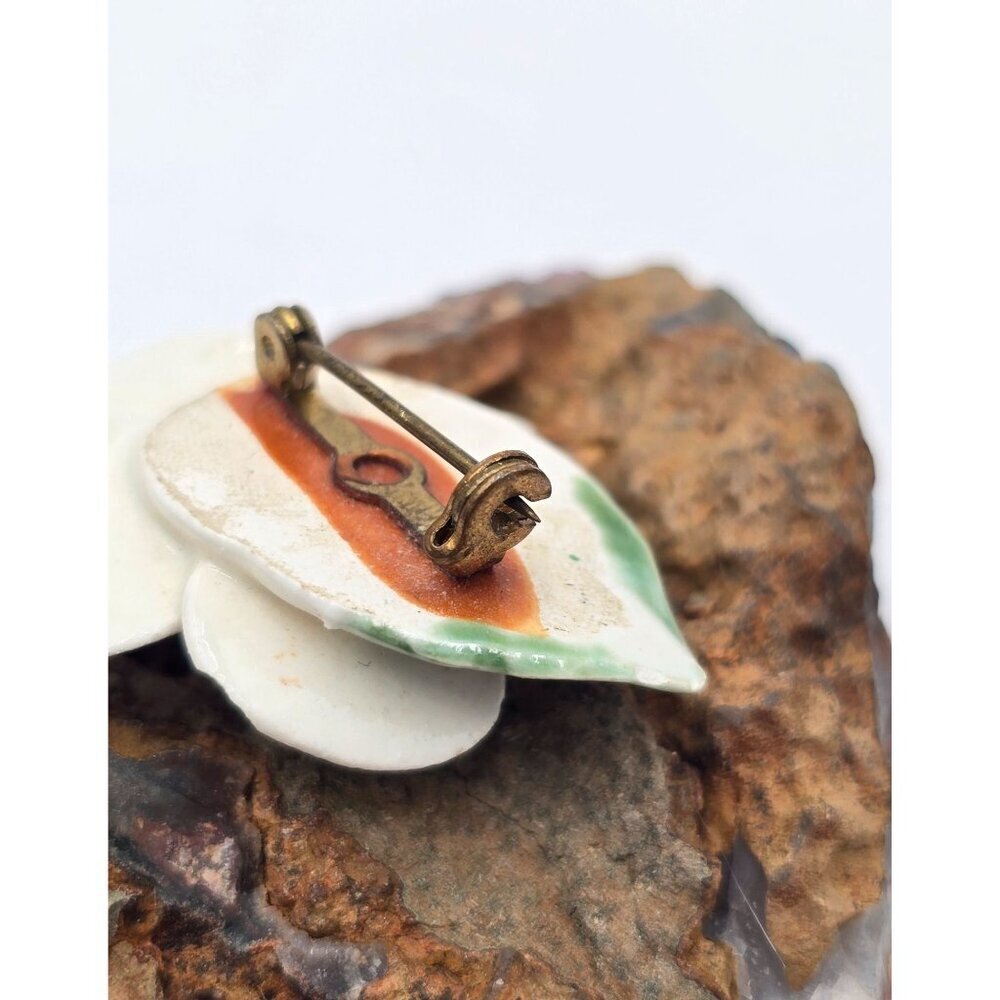 Vintage White Magnolia Porcelain Flower Brooch With Gold-Tone Center Leaf Detail - Picture 6 of 7